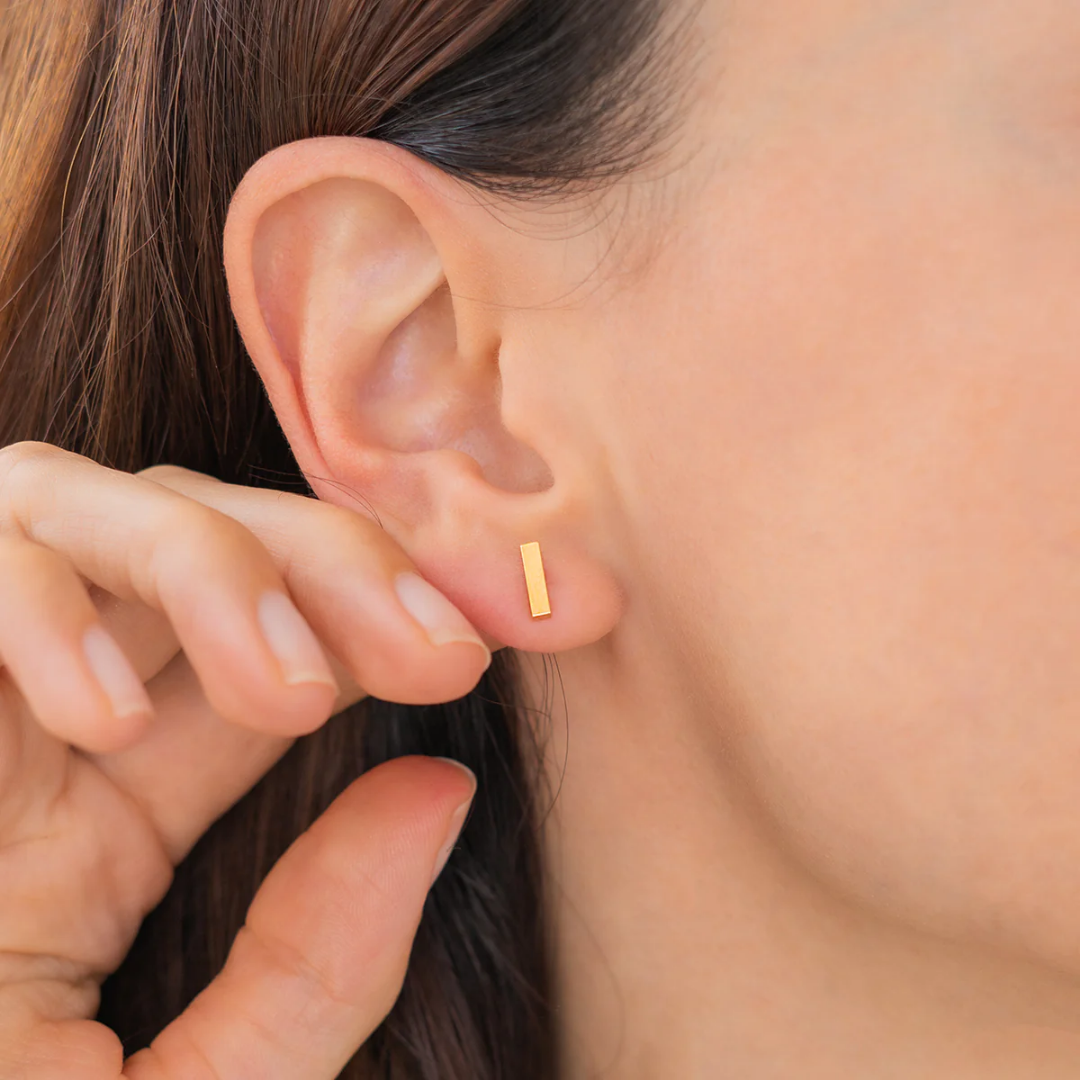 PENDIENTES DE BOTÓN BARRITAS ORO