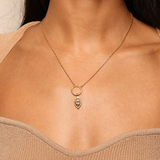 CHARM TOPACIO BLANCO CON PLUMAS